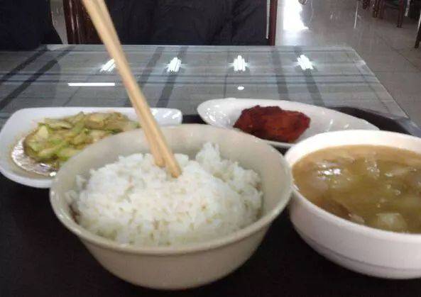 吃饭时不要在饭碗里插筷子的习惯