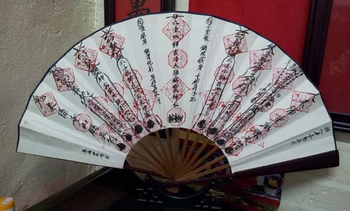 【六壬法扇】:图中法扇为我恩师张法震师傅亲手所写的,非常珍贵.