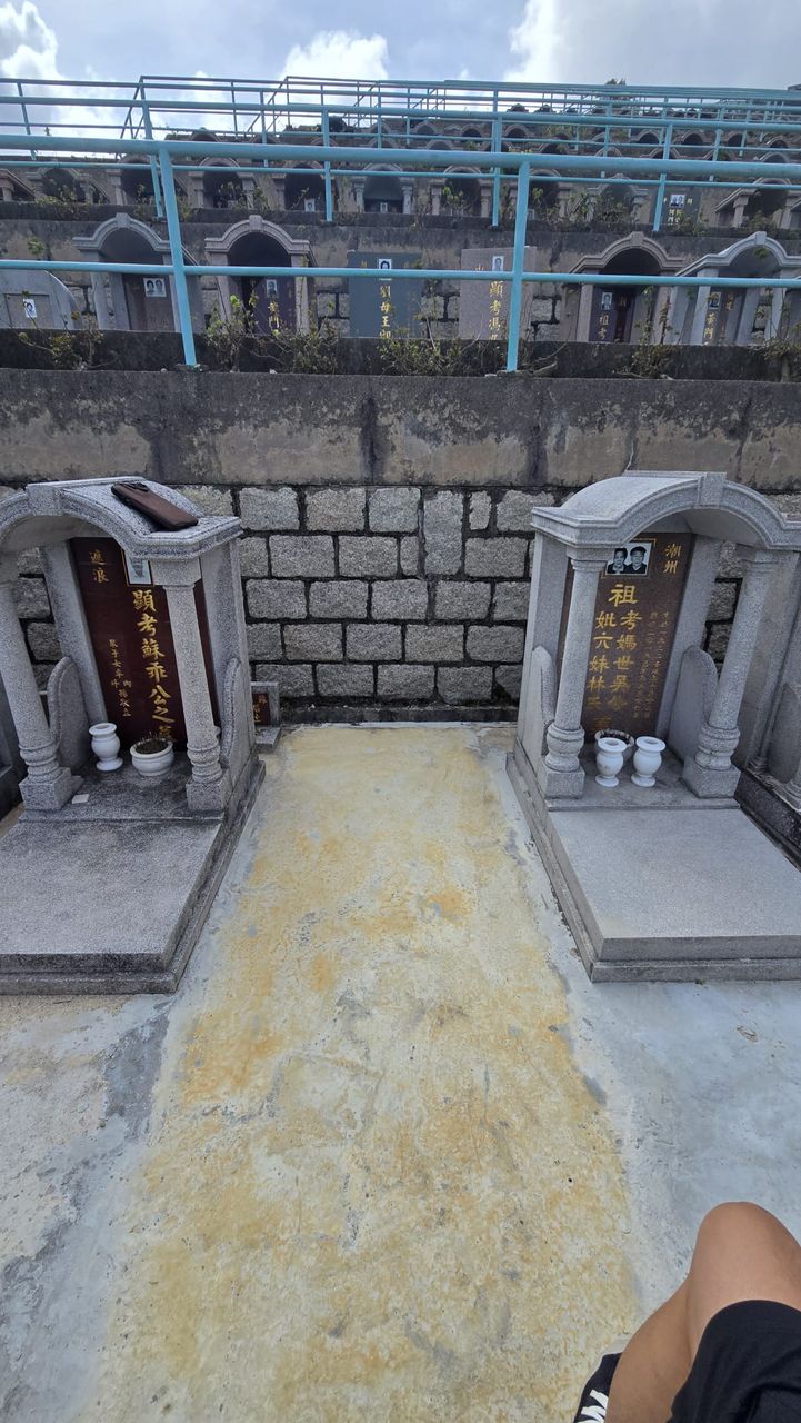 棺木安葬后墓地平整后的外貌