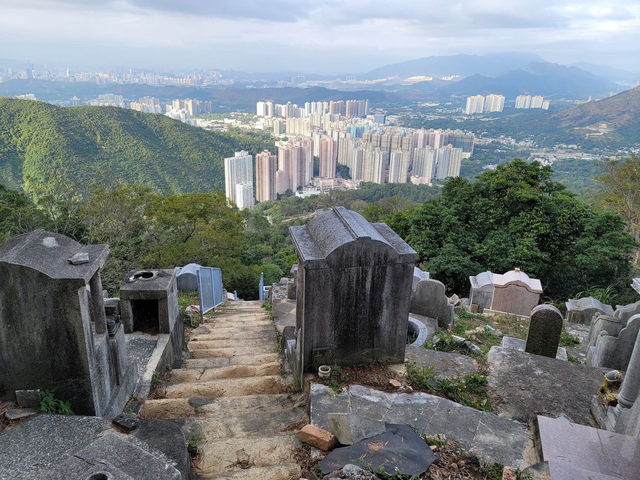 和合石金塔位坟场外貌